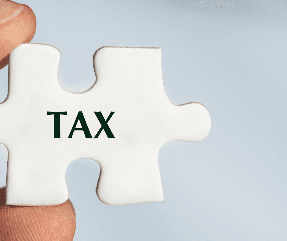 puzzla s nápisom tax držaná v prstoch
