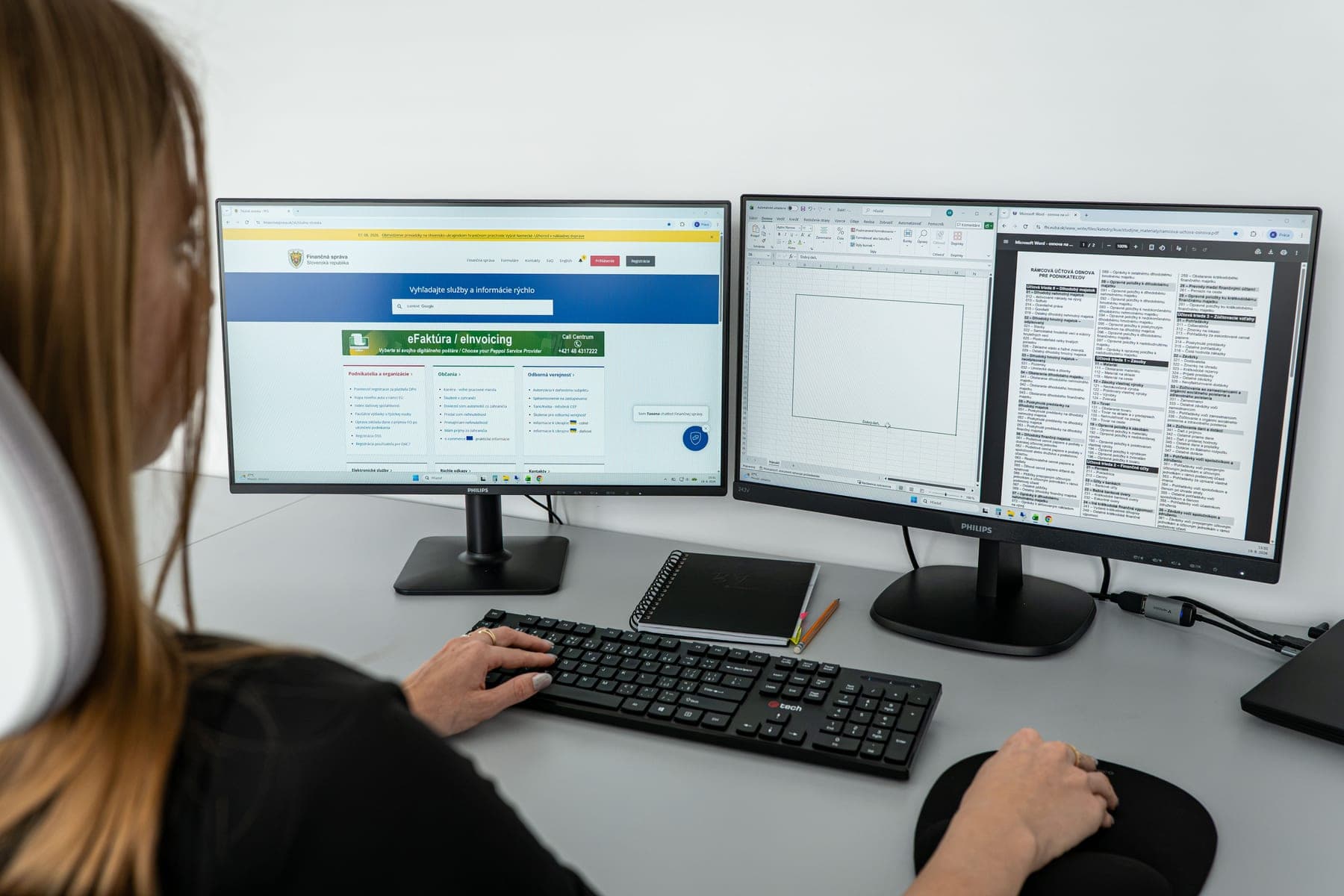 Účtovný softvér otvorený na dvoch monitoroch