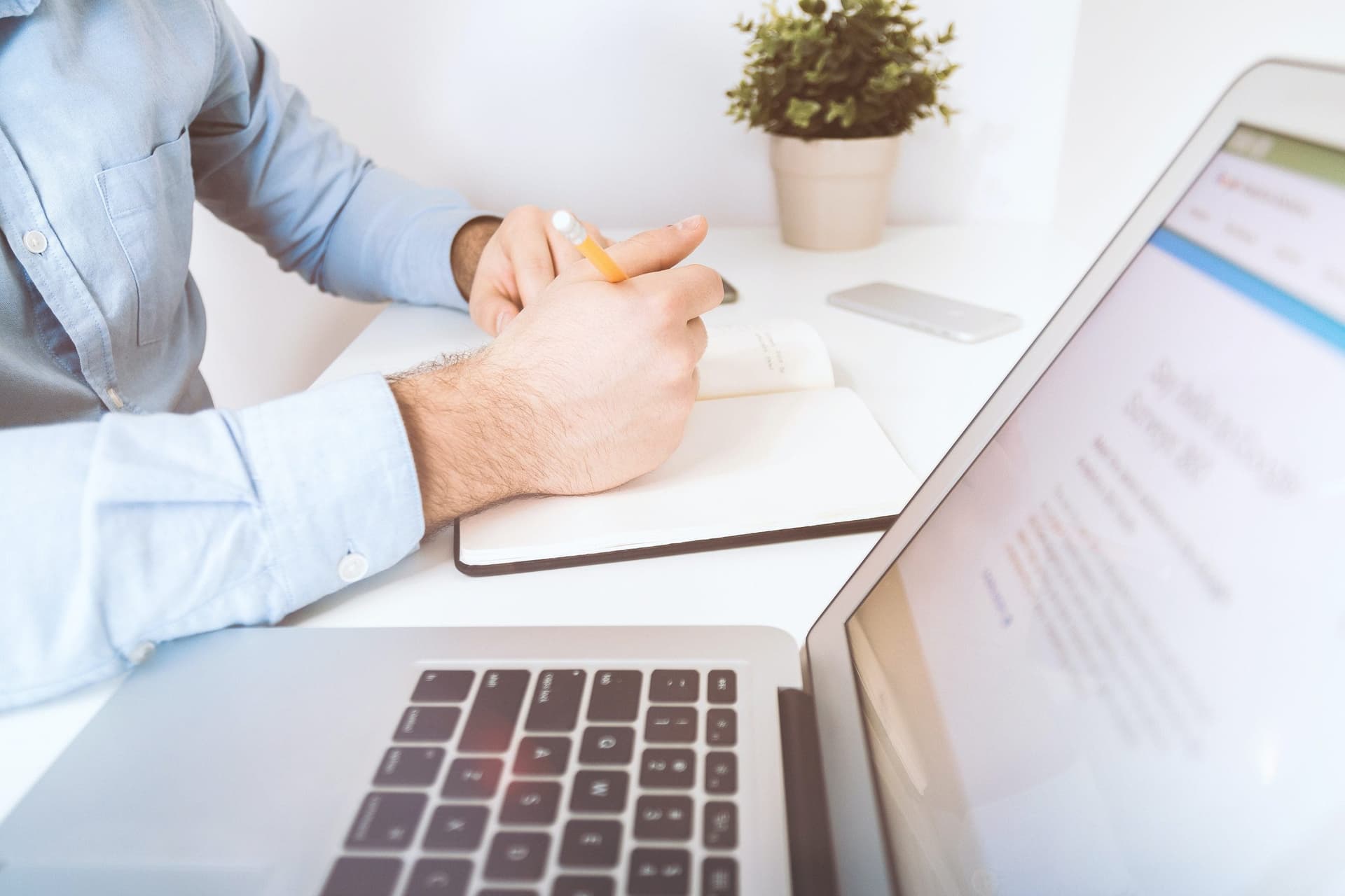 Oplatí sa vám viac interný účtovník alebo externá účtovnícka firma?